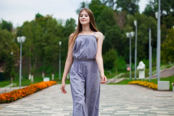 Jovem bela mulher loira no vestido de verão posando no verão pa — Fotografia de Stock