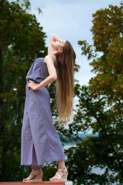 Jovem bela mulher loira no vestido de verão posando no verão pa — Fotografia de Stock