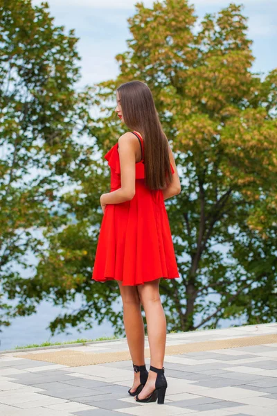 Jeune belle femme en robe rouge sur la rue d'été — Photo
