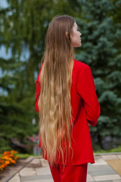 Back View närbild porträtt ung vacker blondin modell i rött — Stockfoto