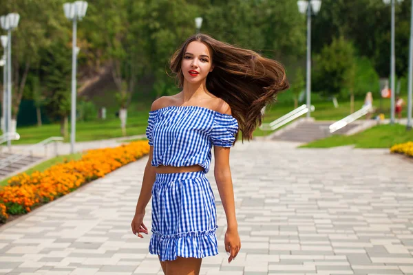 Giovane bella donna in abito blu scuro a piedi in estate s — Foto Stock