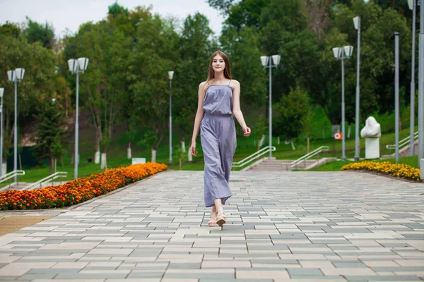 Young beautiful blonde woman in summer dress posing in summer pa — ストック写真