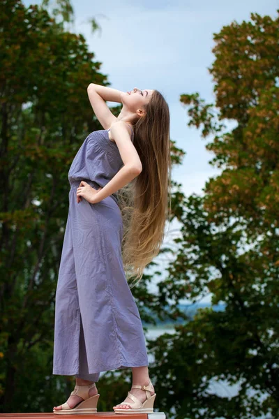 Jovem bela mulher loira no vestido de verão posando no verão pa — Fotografia de Stock