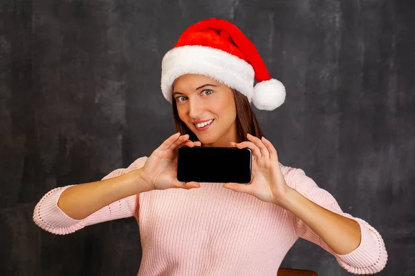 Glad vacker kvinna bär jul hatt. — Stockfoto