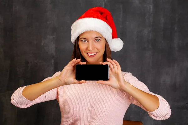 Glücklich schöne Frau trägt Weihnachtsmütze. — Stockfoto