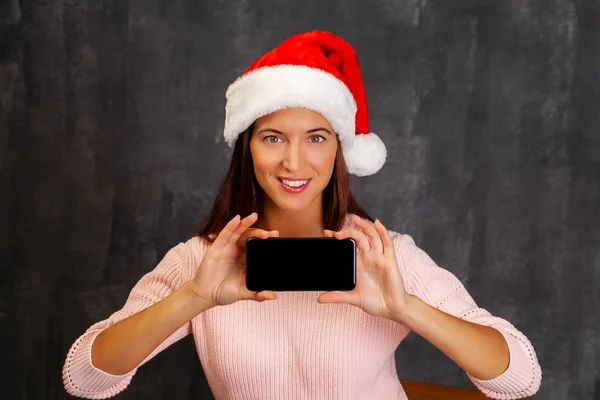 Glücklich schöne Frau trägt Weihnachtsmütze. — Stockfoto