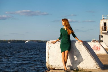 Tam vücut portre kırmızı saçlı modeli