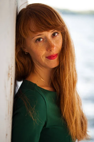 Retrato feliz mulher ruiva — Fotografia de Stock