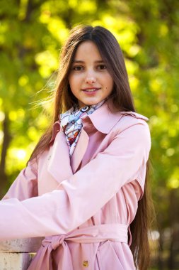 Pembe paltolu güzel bir kadının portresi. 