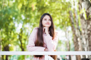 Yaz parkındaki esmer kızı kapat.