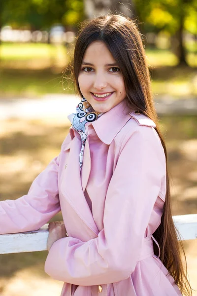 Retrato de una joven hermosa mujer en abrigo rosa —  Fotos de Stock