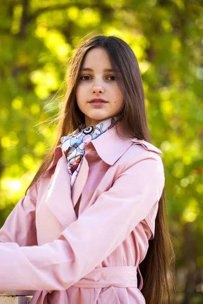 Retrato de una joven hermosa mujer en abrigo rosa —  Fotos de Stock