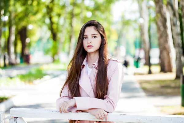 Cerca chica morena en verano parque fondo — Foto de Stock