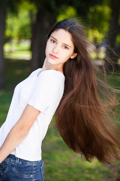 Närbild brunett flicka i sommar park bakgrund — Stockfoto