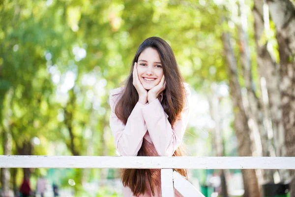 Portret van mooie jonge gelukkig vrouw — Stockfoto