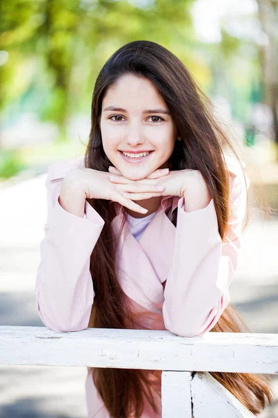 Retrato de bela jovem mulher feliz — Fotografia de Stock