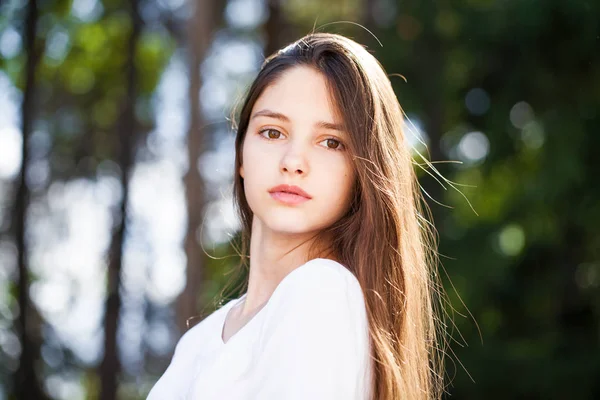 Närbild brunett flicka i sommar park bakgrund — Stockfoto