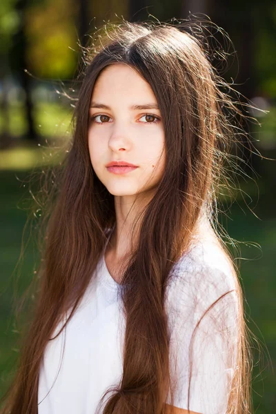 Close-up brunette meisje in de zomer park achtergrond — Stockfoto