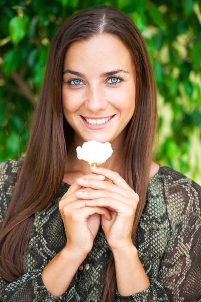 Portret van mooie jonge gelukkig vrouw — Stockfoto