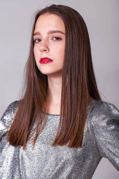 Ung vacker modell med en silver elegant klänning — Stockfoto