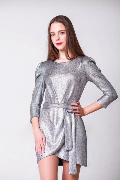 Jovem modelo bonito com um vestido elegante prata — Fotografia de Stock