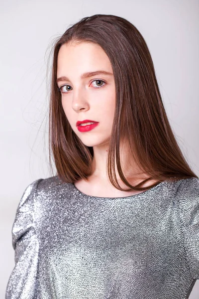 Fiatal gyönyörű modell egy ezüst elegáns ruha — Stock Fotó