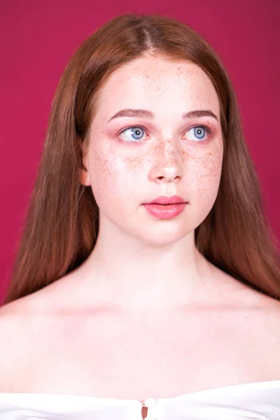 Портрет крупним планом молода красива дівчина — стокове фото