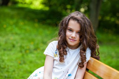 Sakin esmer küçük kız yaz parkında