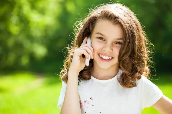 Retrato de una hermosa niña llamando por teléfono —  Fotos de Stock