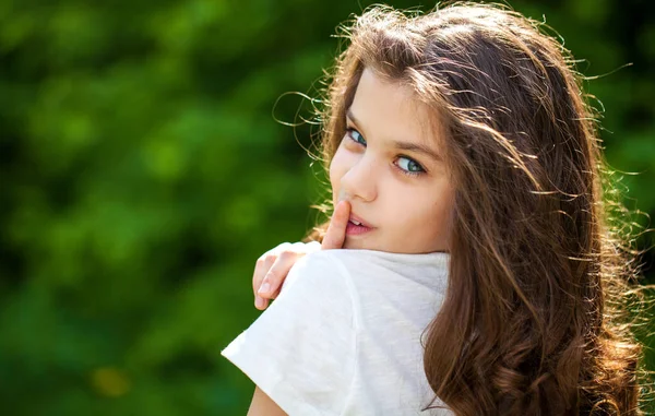 Retrato de una hermosa niña — Foto de Stock