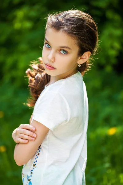 Rustig brunette klein meisje in de zomer park — Stockfoto