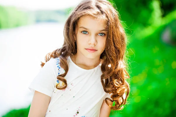 Rustig brunette klein meisje in de zomer park — Stockfoto