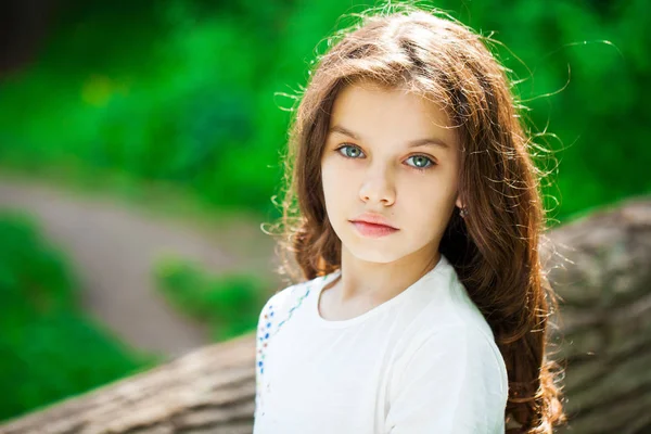 Klidná brunetka holčička v letním parku — Stock fotografie