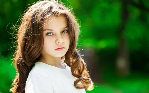 Calma morena niña en el parque de verano — Foto de Stock