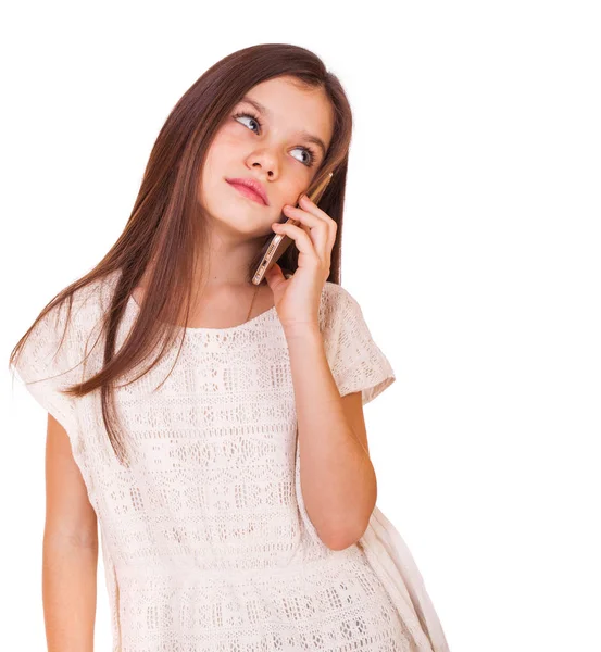 한 젊고 아름다운 소녀가 스마트폰으로 전화를 하고 있습니다. — 스톡 사진
