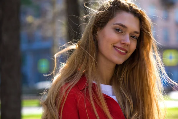 Menina loira bonita em blusa vermelha. Moda de rua olhar . — Fotografia de Stock