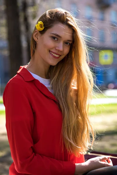 Piękna młoda blondynka w czerwonej bluzce. Street moda wygląd. — Zdjęcie stockowe