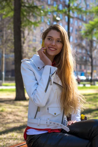 Bella giovane donna bionda che chiama per telefono — Foto Stock