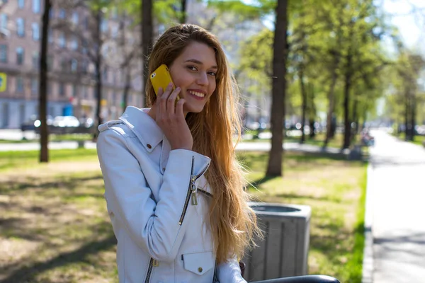 Vackra unga blonda kvinnan ringer via telefon — Stockfoto