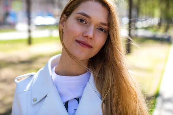 Retrato de cerca de la joven hermosa morena — Foto de Stock