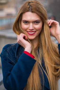genç, güzel ve sarışın bir kadın portresi 