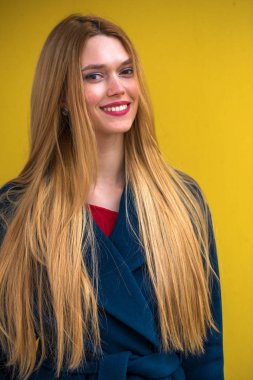 Genç ve güzel bir kadının portresi