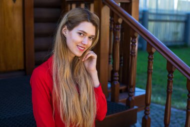 genç, güzel ve sarışın bir kadın portresi