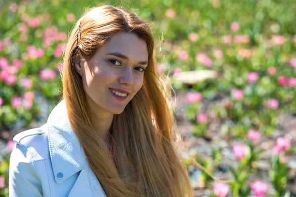 Retrato close-up de jovem bela mulher loira — Fotografia de Stock