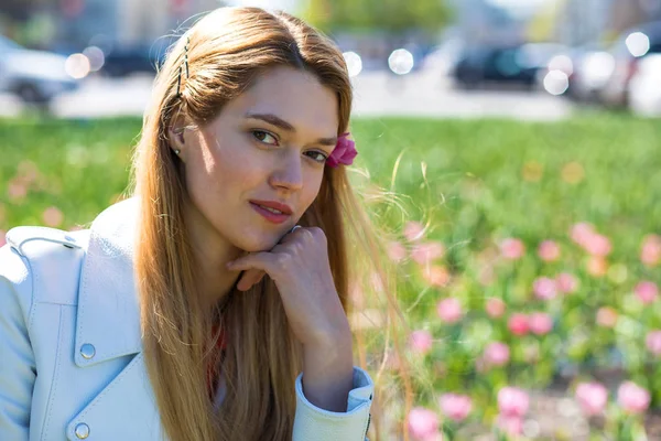 Portrait close up of young beautiful blonde woman — Stock Photo, Image