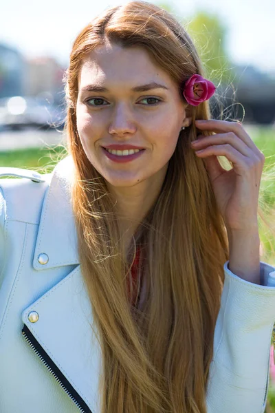 Retrato de cerca de la joven hermosa mujer rubia — Foto de Stock