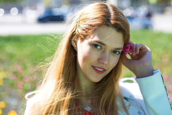 Retrato de cerca de la joven hermosa mujer rubia — Foto de Stock