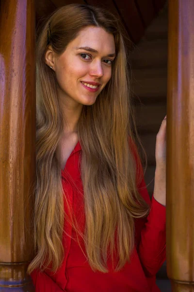 Retrato de una joven hermosa mujer rubia — Foto de Stock