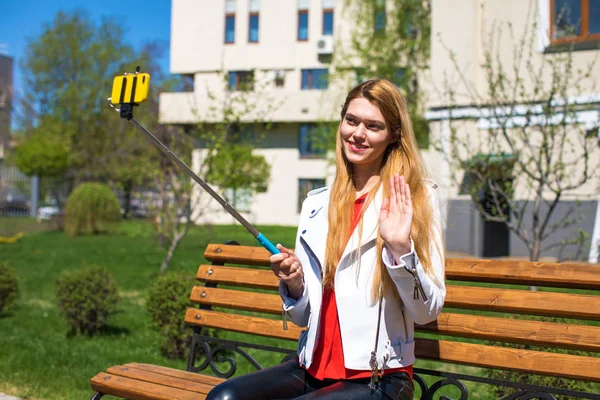 Mladá krásná blondýna sama fotit na mobil — Stock fotografie