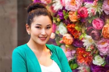 Alışveriş merkezindeki mutlu esmer kadın